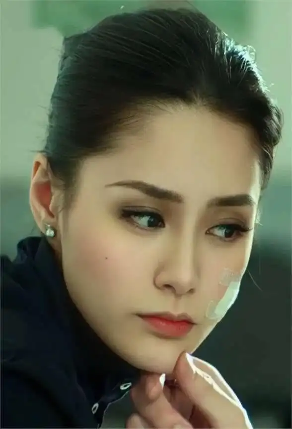 身材娇小气质出众女明星_小个子美女惊艳合照_小骨架女明星